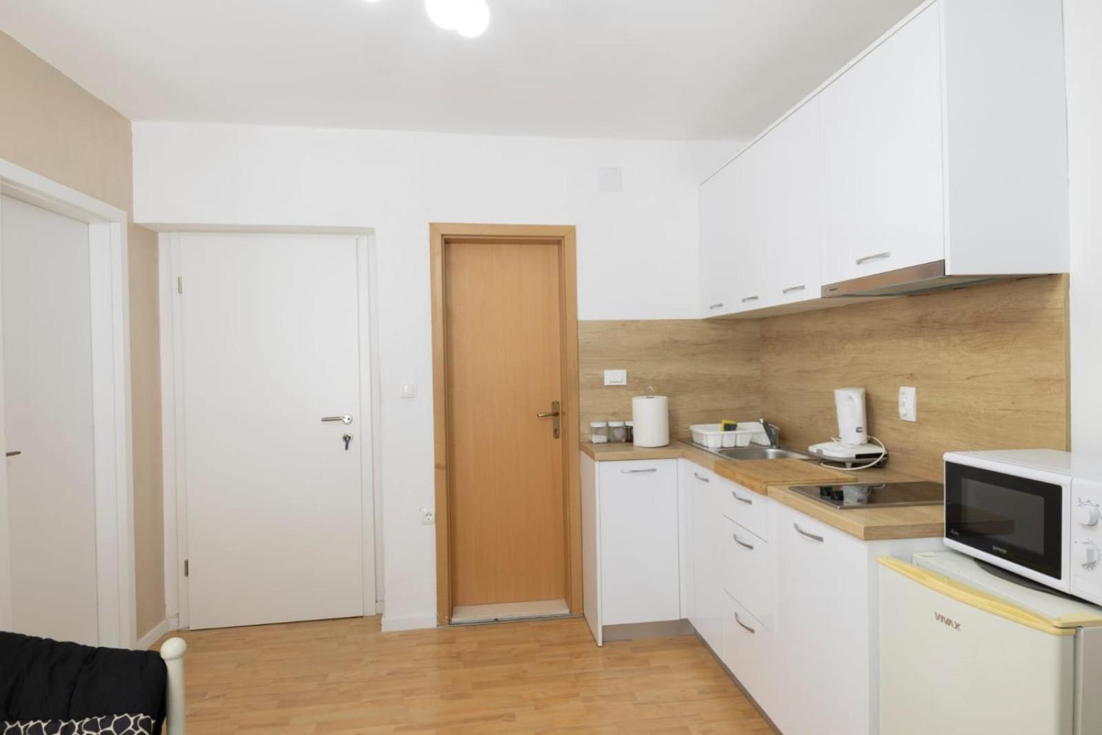 Guesthouse Rebecca Макарська Екстер'єр фото